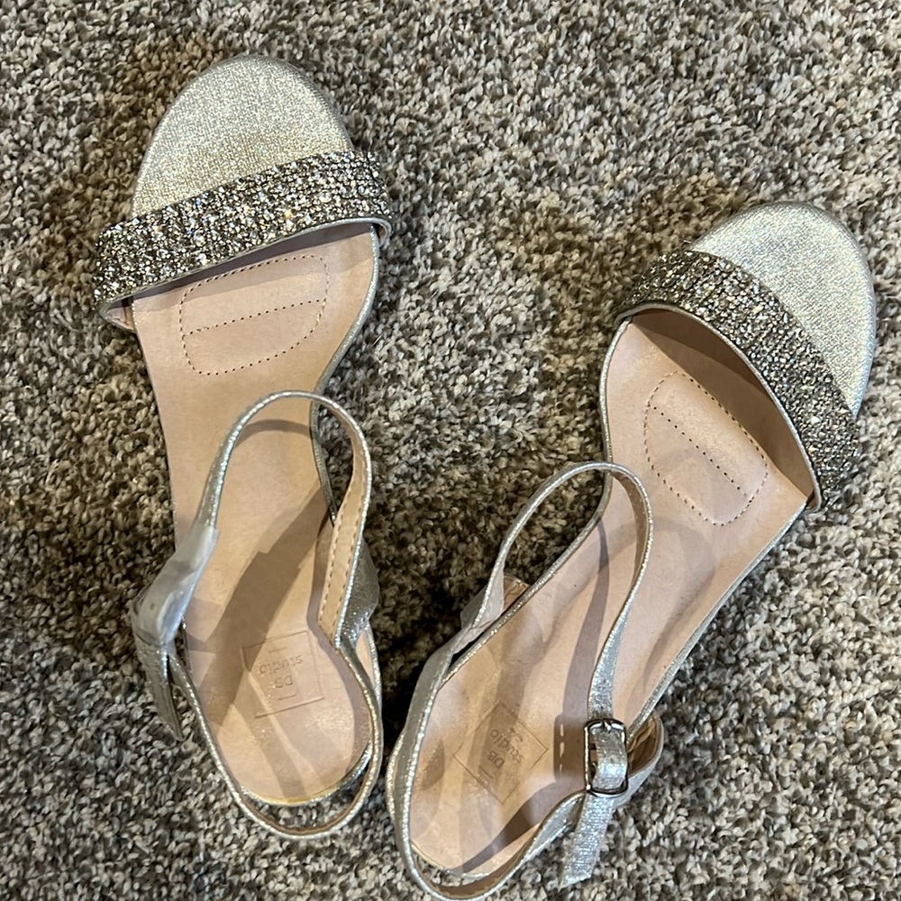 Beautiful Silver Sandals with Crystal Accents! Perfect for special event!